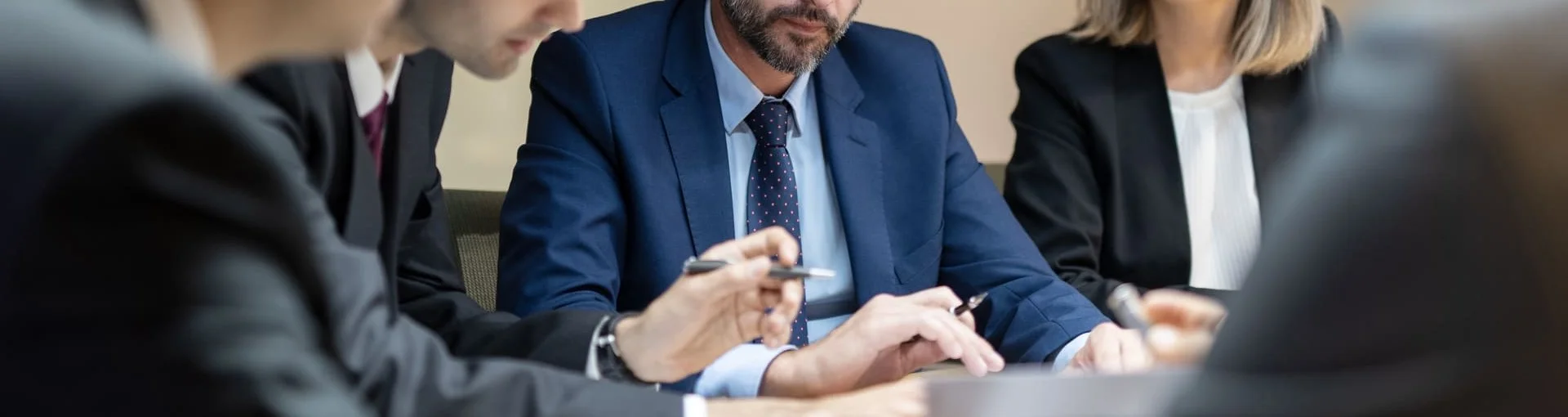 foto de un hombre con traje