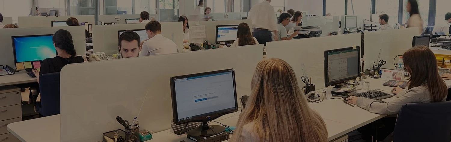 Foto de una de las oficinas con computadoras